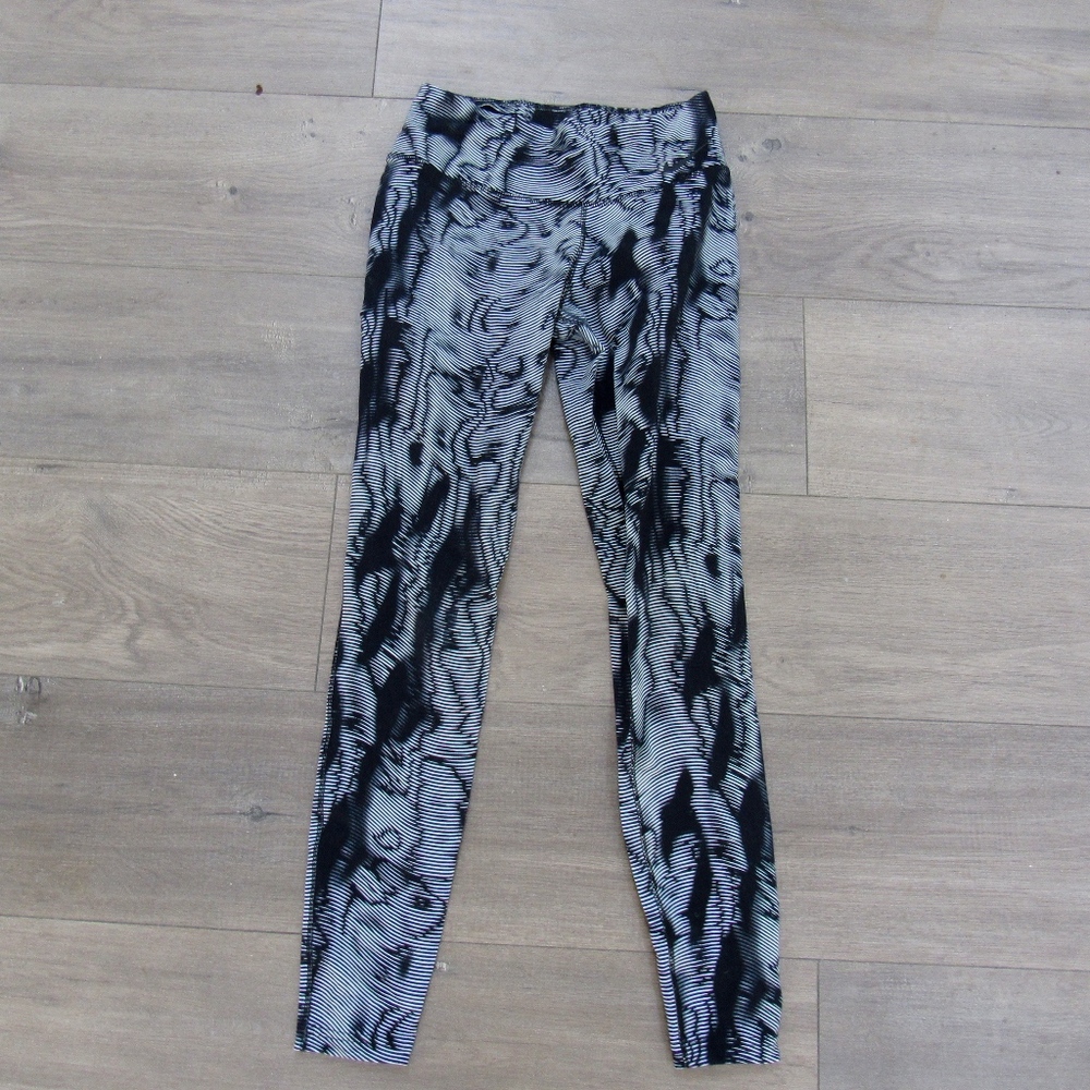 NIKE BLACK AND WHITE STRIPE MARBLE SWIRL LEGGINGS